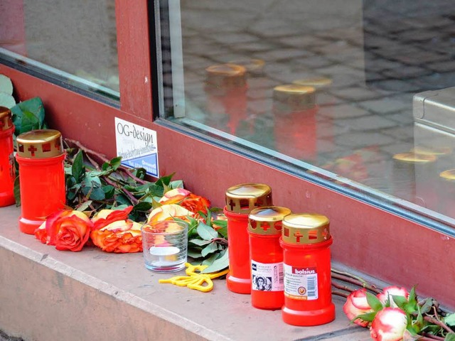 Blumen und Kerzen am Tatort in der Offenburger Ritterstrae.   | Foto: Seller