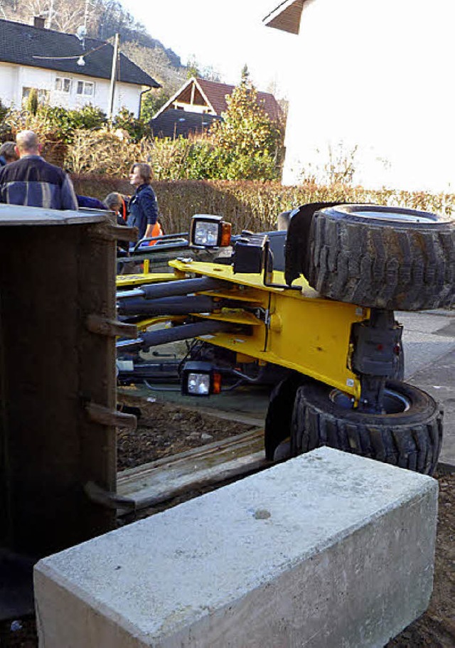 Der Betonklotz brachte den Radlader wohl zum Kippen.   | Foto: Polizei
