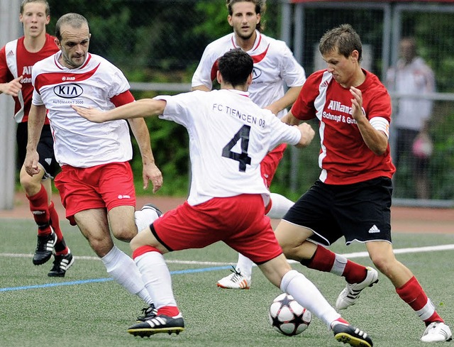 Hrdenreich wird der Weg zum Klassener...ncesco D&#39;Acunto (Nummer 4) zeigt.   | Foto: Schn