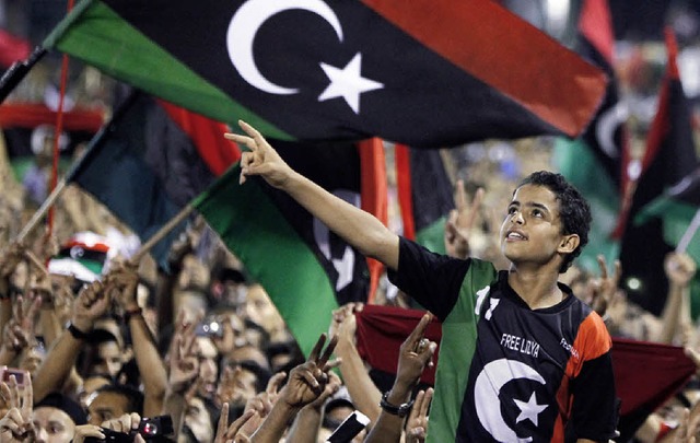Ein libyscher Junge reckt seine Hand zum Siegeszeichen.   | Foto: dapd