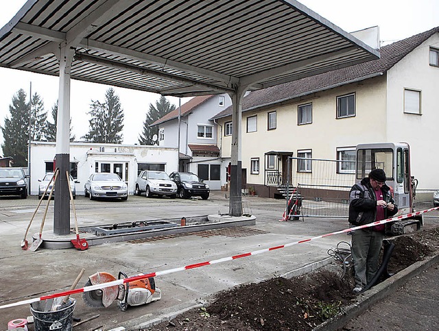 Die Bauarbeiten zur Reaktivierung der alten Tankstelle liefen gestern bereits.   | Foto: Christoph Breithaupt