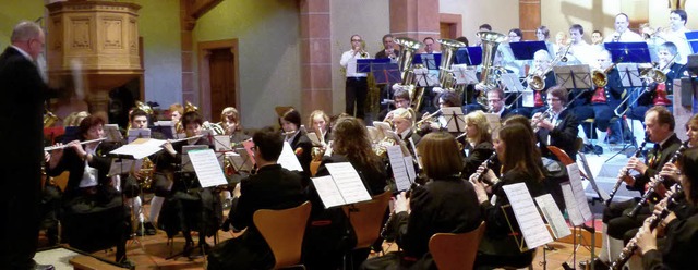 Gemeinsam spielten der Ihringer Musikv...d der Posaunenchor die Nordic Fanfare.  | Foto: susanne bremer