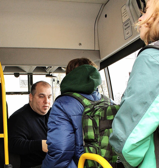 Ufuk Baran stempelt die Fahrkarten der...im Schulbus nach Binzen und Rmmingen.  | Foto: Annika Erismann