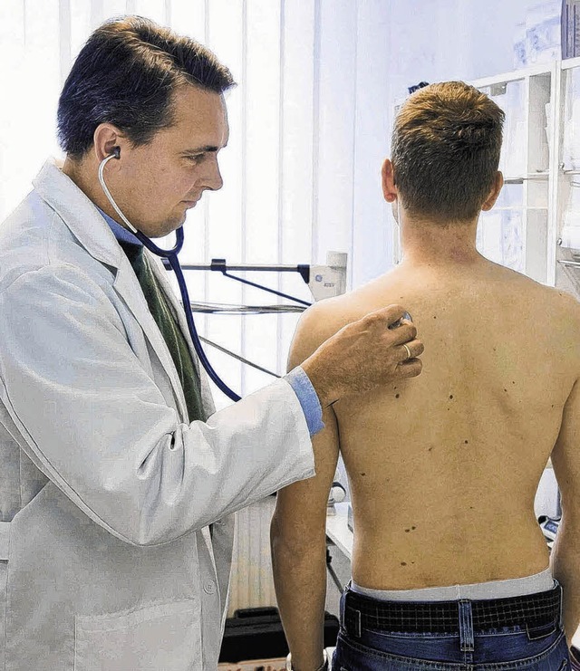 Ein Arzt untersucht einen Patienten: V...ibt es aber mehr als genug Mediziner.   | Foto: DPA