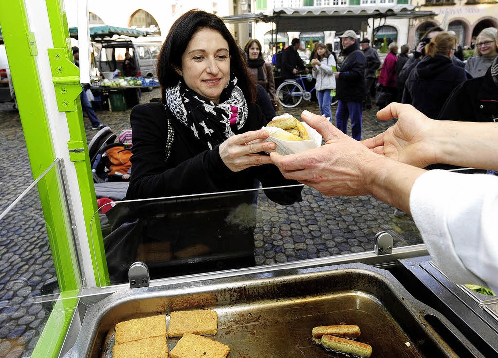 Einmal Rostbräterle: Simone Bohny test...ische Fast Food auf dem Münsterplatz.   | Foto: Ingo Schneider