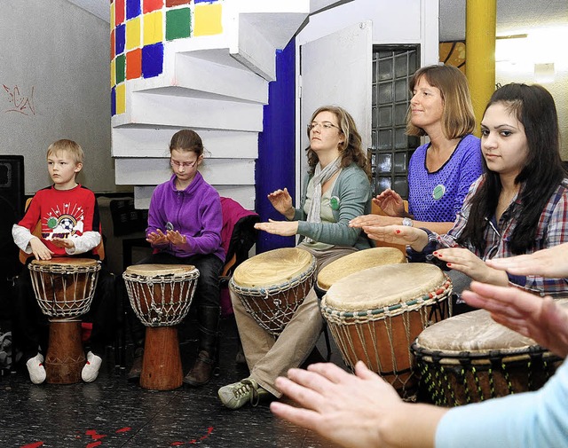 Eine Gruppe der Hofackerschule-Grundsc...ar-Schule  beim gemeinsamen Trommeln.   | Foto: Thomas Kunz