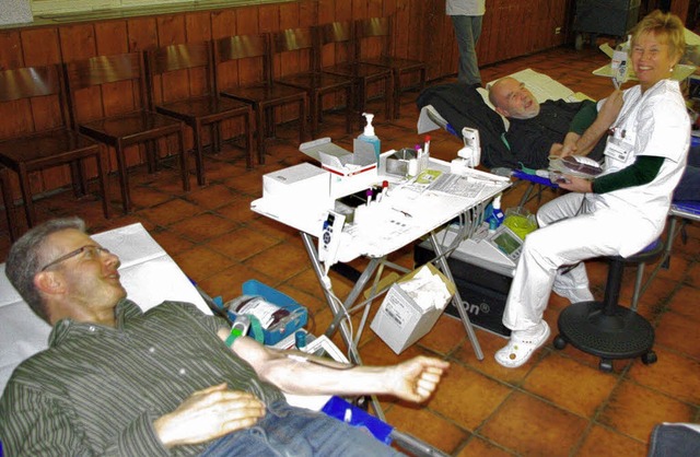 Gute Stimmung gehrt bei der Blutspend...hwrstadt, rechts Angelika Rautenberg.  | Foto: Rolf Reimann