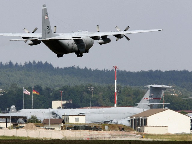 Eine Transportmaschine der US-Luftwaffe berfliegt den US-Flughafen Ramstein.   | Foto: dpa