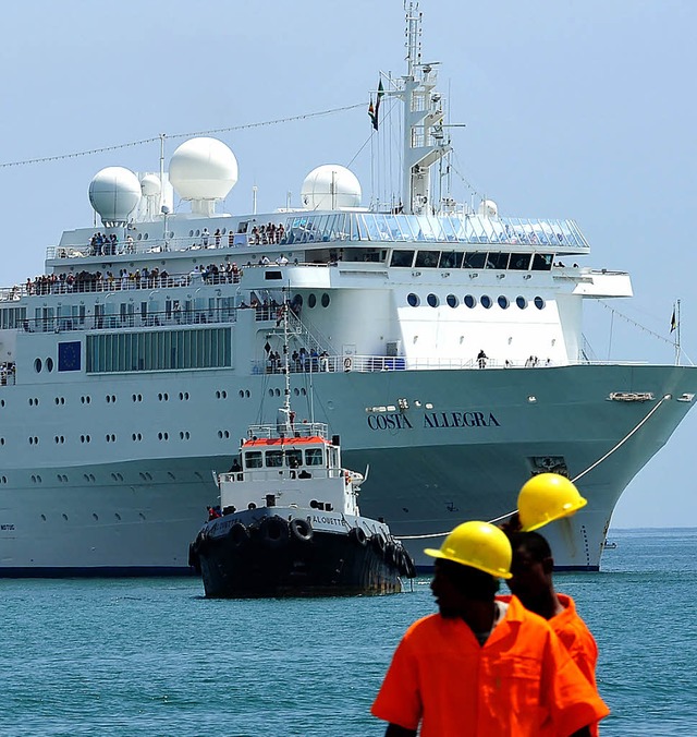 David zieht Goliath: Langsam wird die ...  der Seychelleninsel Mah geschleppt.  | Foto: AFP