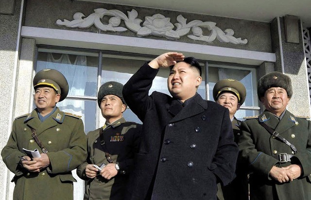 Ob  Nordkoreas Kim Jong-un (Mitte) in ...er Experten derzeit noch nicht sagen.   | Foto: dpa