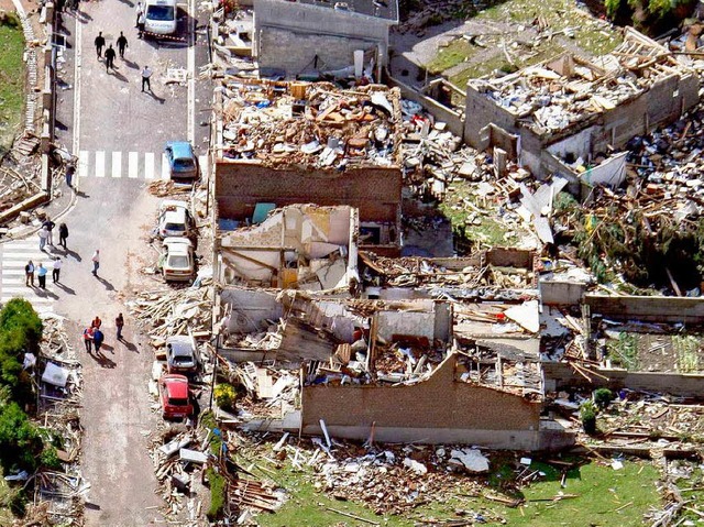 Ganze Gebude werden von Tornados mit Leichtigkeit zerstrt.   | Foto: AFP