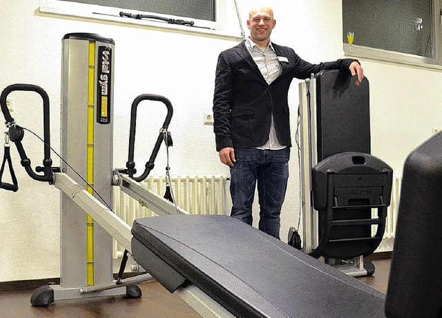 Physiotherapeut Till Theisges leitet d... der Patient mit seinem Eigengewicht.   | Foto: SUSANNE MLLER