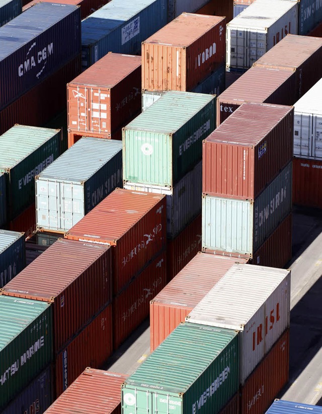 Container warten im Hamburger Hafen auf die Ausfuhr.   | Foto: dapd