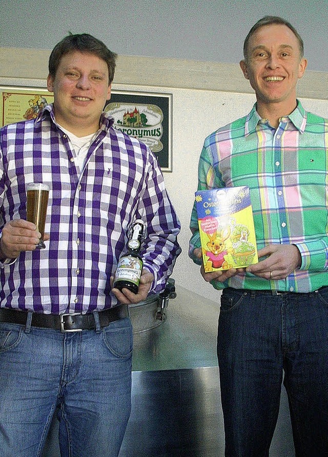 Braumeister Matthias Herre (links) und...biers und einer Packung Backmischung.   | Foto: Irene Br