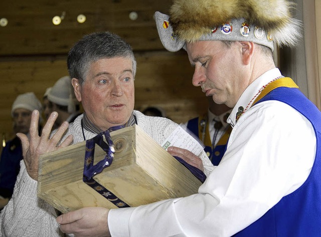 Der ehemalige Prsident des franzsisc...zunft zum 44. Geburtstag ein Geschenk.  | Foto: Wilfried Dieckmann