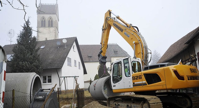 Groe Betonringe  kommen in St. Ilgen ...r muss die Strae aufgerissen werden.   | Foto: Volker Mnch