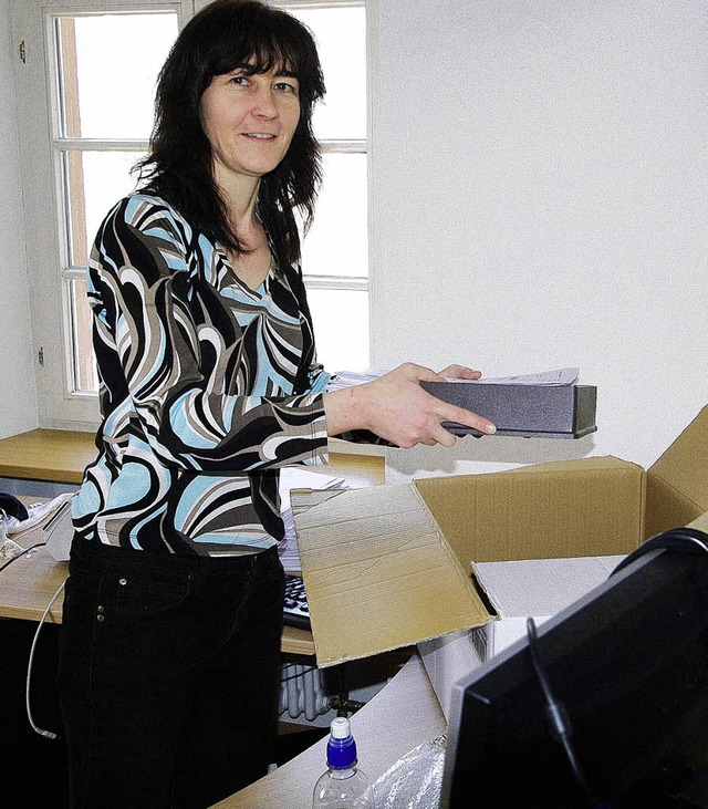 Kisten ausrumen: Manuela Hauser vom B...assenamt richtet  ihr neues Bro ein.   | Foto: Silvia Faller