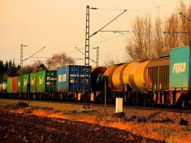 Mehr Gterverkehr auf die Schiene, das...as Ziel beim Ausbau der Rheintalbahn.   | Foto: Hans-Peter Ziesmer