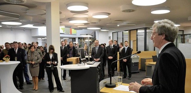 Volksbank-Chef Richard Bruder weihte d...te Hauptstelle in der Okenstrae ein.   | Foto: Seller