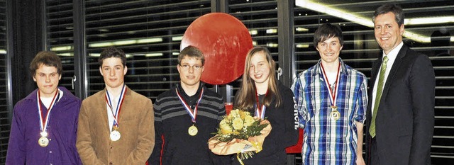 Ausgezeichnete Sportler: Sportausschus...ewitz und Fabian Kiefer (von rechts).   | Foto: HERBST
