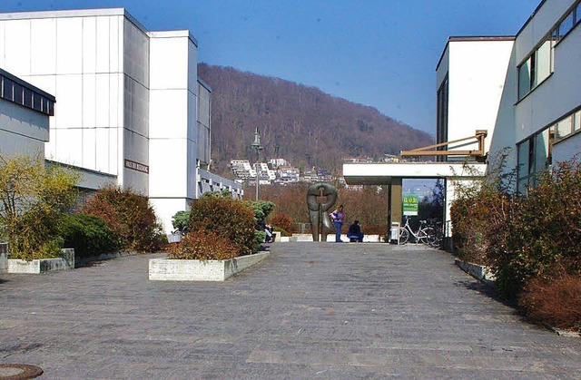 Der langgezogene Platz zwischen Haus d...ttenhalle soll besser begehbar werden.  | Foto: Rolf Reimann