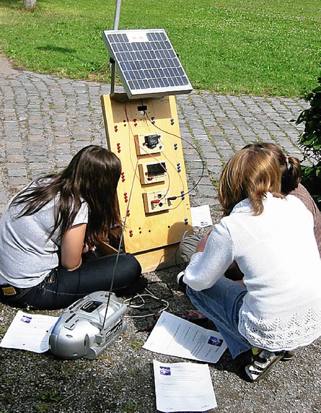 Jugendliche erforschen in der kostation die Solartechnik.  | Foto: stadt