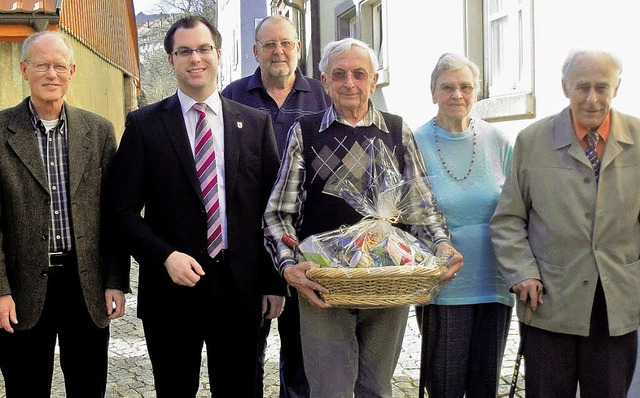 Die Jubilare des AWO Ortsvereins Laufe...rsitzender Gerd Schmied gratulierten.   | Foto: Reinhard Herbrig