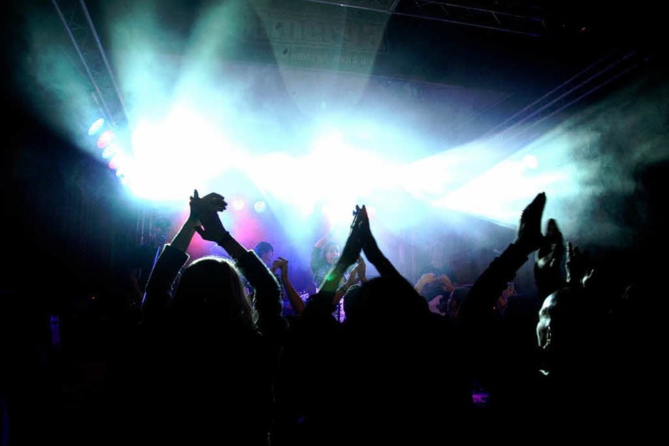 Harte Riffs, coole Sounds: In Breisach haben vier Bands das Publikum gerockt. (Foto: Benedict Glockner) Harte Riffs, coole Sounds: In Breisach haben vier Bands das Publikum gerockt. (Foto: Benedict Glockner)