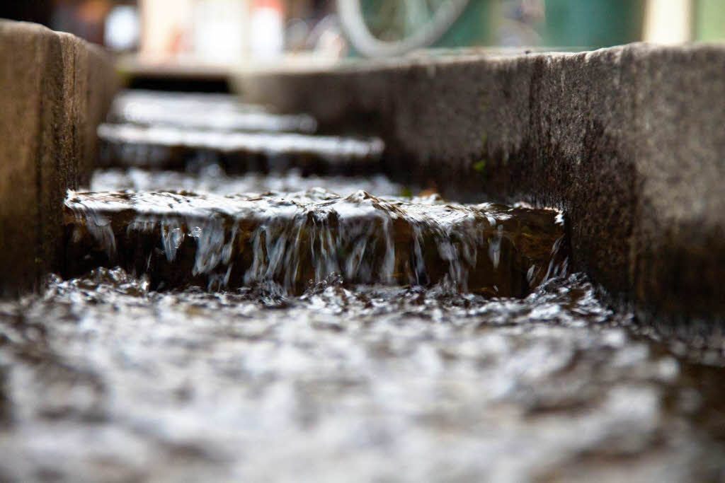 Ein Wahrzeichen im Fluss Adern durch die Stadt Freiburg Badische
