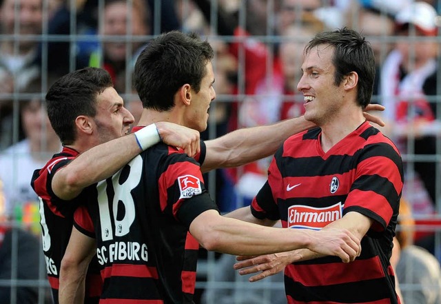 Die SC-Spieler bejubeln den Fhrungstreffer von Sebastian Freis (rechts).  | Foto: dpa