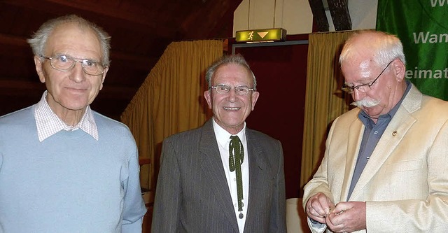 100 Jahre Vereinstreue, das ist eine A...d Albert Reich mit der goldenen Nadel.  | Foto: Heidrun Simoneit