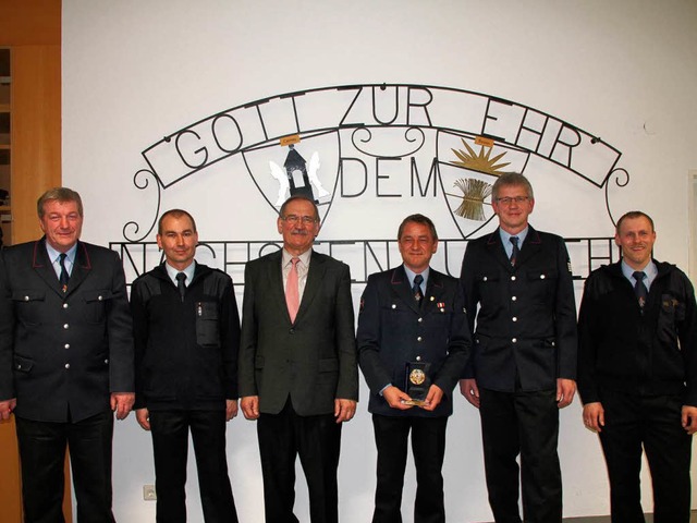 Hans Littin (Dritter von rechts) bekam...hrengabe des Kreisfeuerwehrverbandes.   | Foto: Annika Lenke