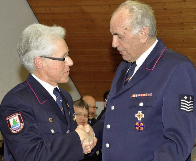 Gotthard Benitz (links) wrdigte Ehren...liedschaft in der Feuerwehr Neustadt.   | Foto: Markus Straub