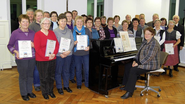 Nach 25 Jahren macht der Kirchenchor e...Renate Manciu, jetzt Ehrendirigentin.   | Foto: Silke Nitz