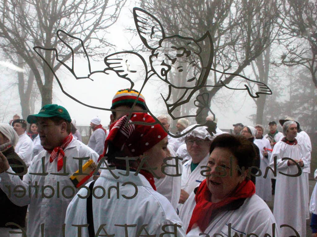 Erster Akt der alemannischen Fasnacht in Bellême: Wecken im Nebel! Auch dem Chocolatier wurde der morgendliche Marsch geblasen. Erster Akt der alemannischen Fasnacht in Bellême: Wecken im Nebel! Auch dem Chocolatier wurde der morgendliche Marsch geblasen.
