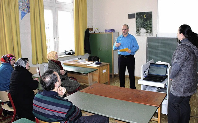 Maide Akin (rechts), die den ersten Ku...hen Eltern  in Btzingen vorgestellt.   | Foto: horst david