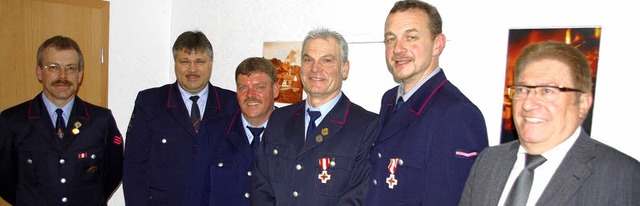 Klaus Burkhart(Mitte) wurde fr 40 Jah...d 3. von links Kommandant Gerd Bhler.  | Foto: Rolf Reimann