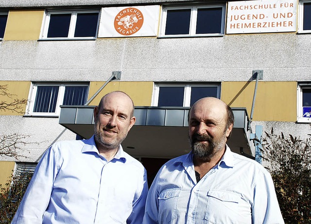 Schulleiter Stephan Watter (l.) und Ge...achschule fr Heimerzieher beherbergt.  | Foto: siefke