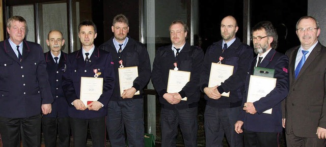 Ehrungen bei der Feuerwehr Steinen-Hl...endle und Brgermeister Rainer Knig.   | Foto: Hege