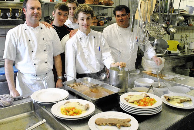 Hans Ritter und sein Team bereiteten das Suppenfleisch fr die Narren zu.   | Foto: Sedlak