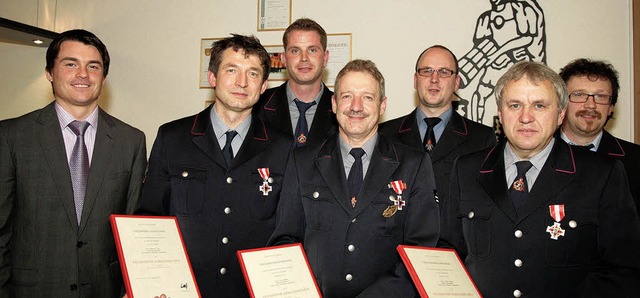 Ehrungen bei der Feuerwehr (von links)...reisbrandmeister  Thomas Happersberger  | Foto: Decoux-Kone