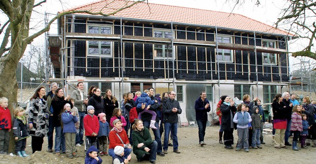 Die &#8222;Lwenzahn-Familie&#8220; vor dem Neubau der Naturschule  | Foto: erika Sieberts