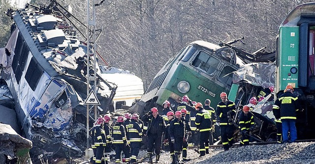 Den ganzen Sonntag suchten Helfer nach berlebenden &#8211; und bargen Tote.   | Foto: dpa