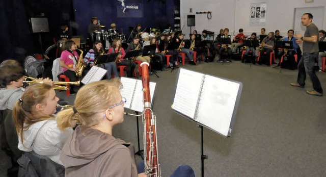 Beim Unterricht der Big-Band-Klasse da... Roth es von seinen Schlern fordert.   | Foto: Markus Zimmermann