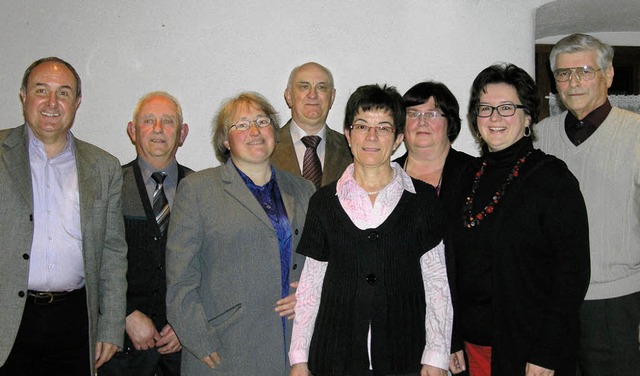 Vorstand und Geehrte (von links): Pfar... Schwier, Beatrix Hug, Joachim Strau.  | Foto: Ute Schler
