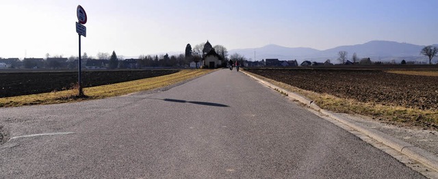 Schmale  Fahrbahn, mit Fugngern und ...r Verbindungsstrae nach  Holzhausen.   | Foto: julius steckmeister