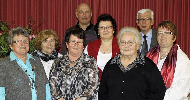 Ehrungen beim katholischen  Kirchencho...u nd die Vorsitzende  Hildegard Lang.   | Foto: Adelbert Mutz