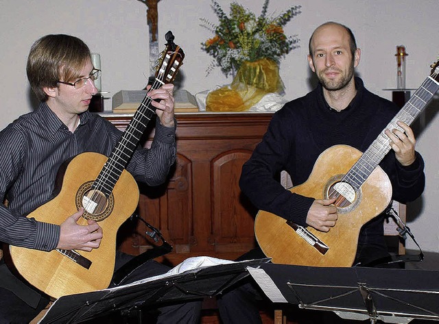 Kamen den Zuhrern spanisch: das Gitar...s Nierlin (links) und Rossini Hayward.  | Foto: Ulrike Hiller