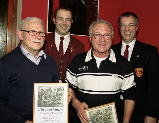 Die neuen Ehrenmitglieder beim Musikve...ntere Reihe liinks)und  Gerold Bhler.  | Foto: Sandra DEcoux-Kone