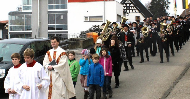 Erstmals beteiligten sich die Erstkomm... Prozession vom Schulhaus zur Kirche.   | Foto: Christa Maier